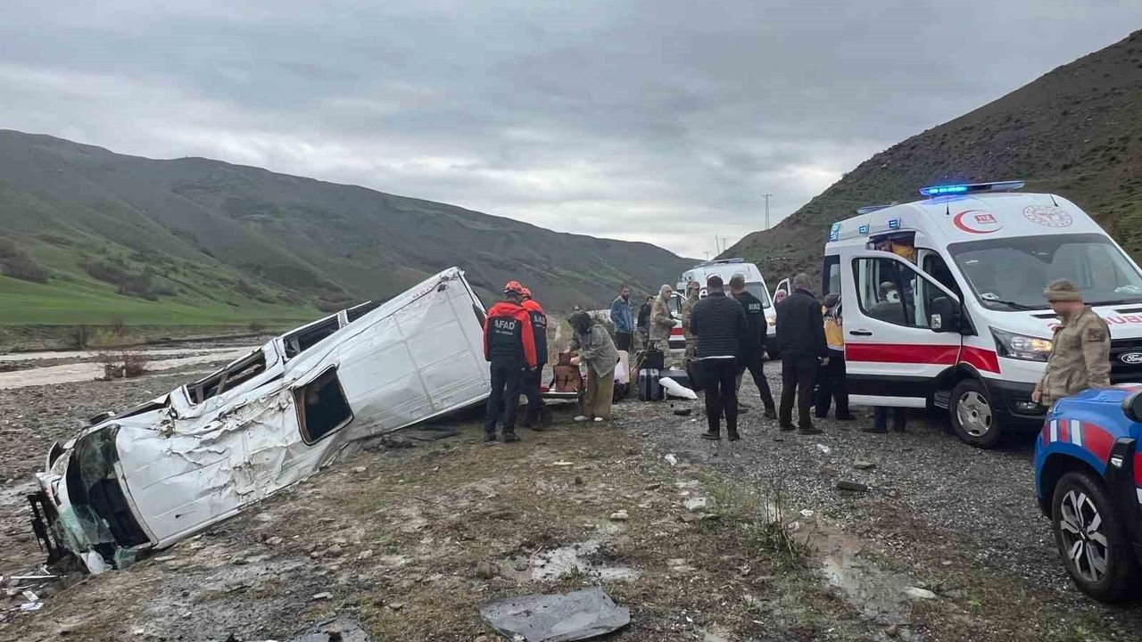 Yolcu minibüsü dere yatağına yuvarlandı: 16 yaralı