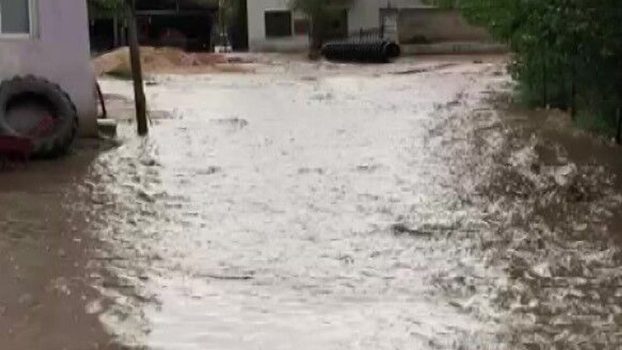 Amasya'da şiddetli yağmur köy yollarını dereye çevirdi