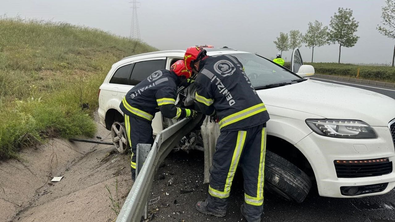 Bariyerlere saplanan lüks aracın sürücüsü hayatını kaybetti