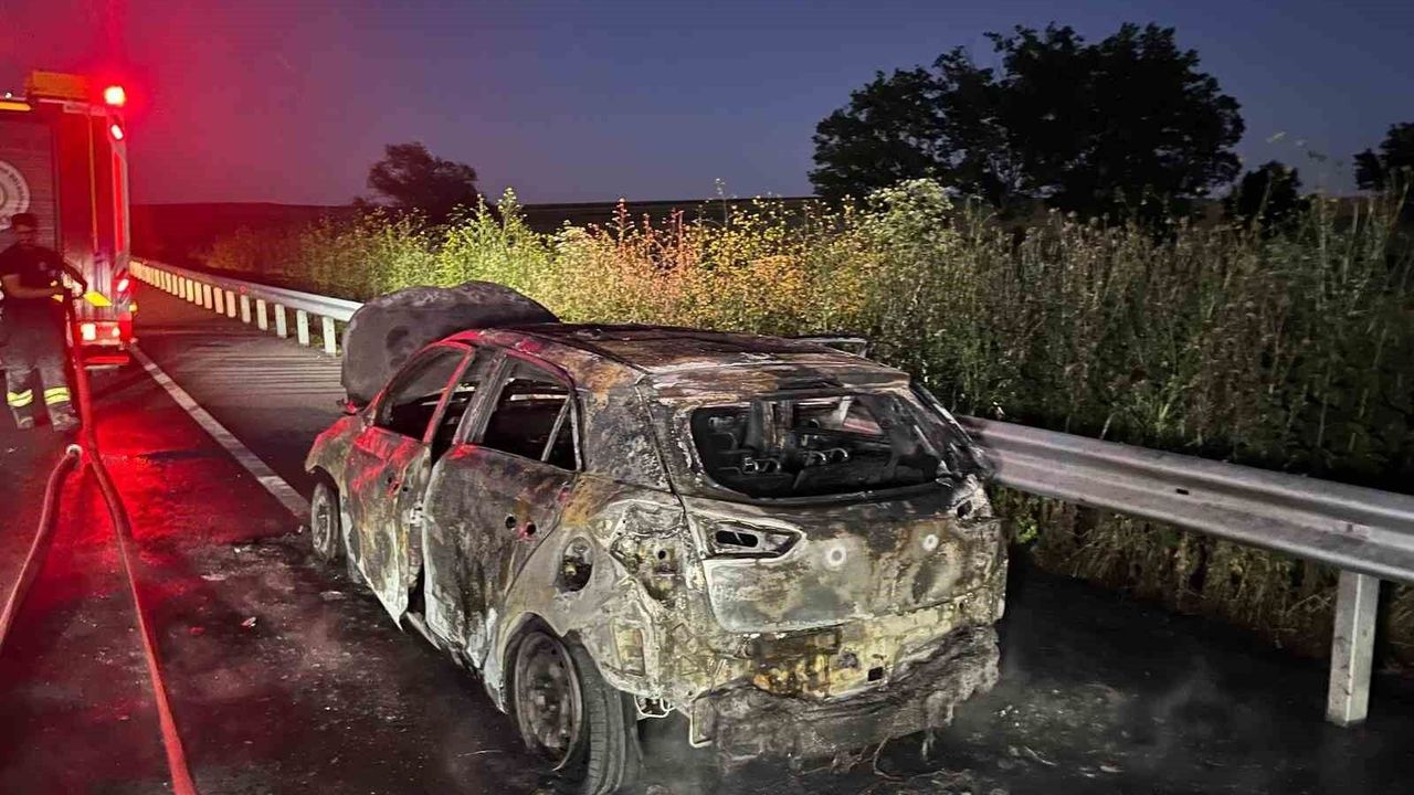 Çorlu yolunda seyir halindeki otomobil alevlere teslim oldu