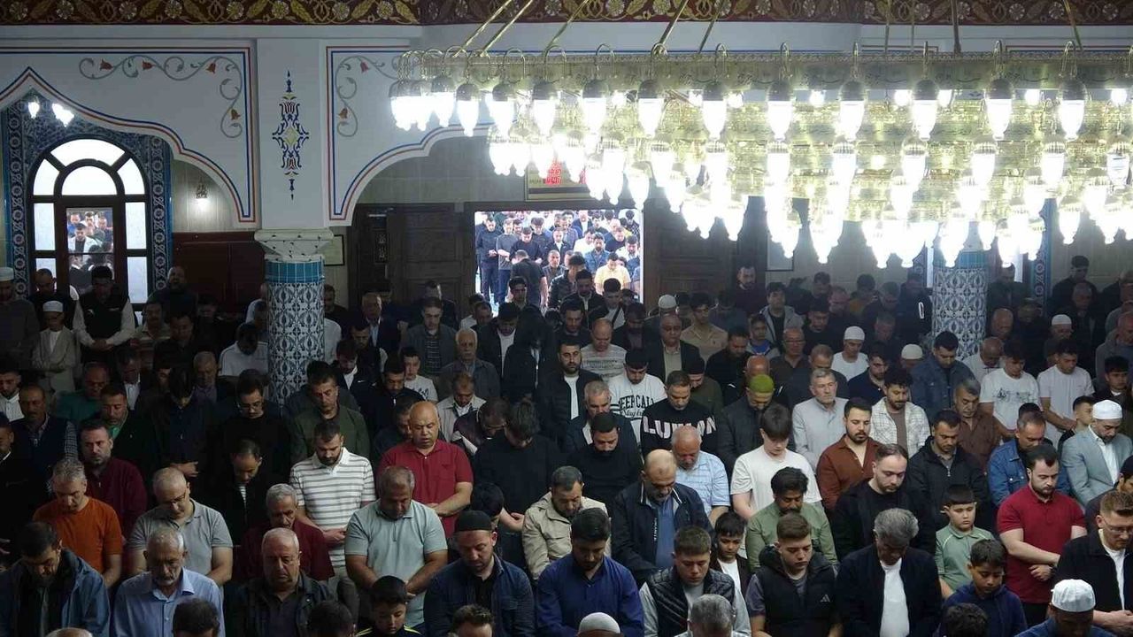 Kilis'te bayram namazında camiler doldu taştı