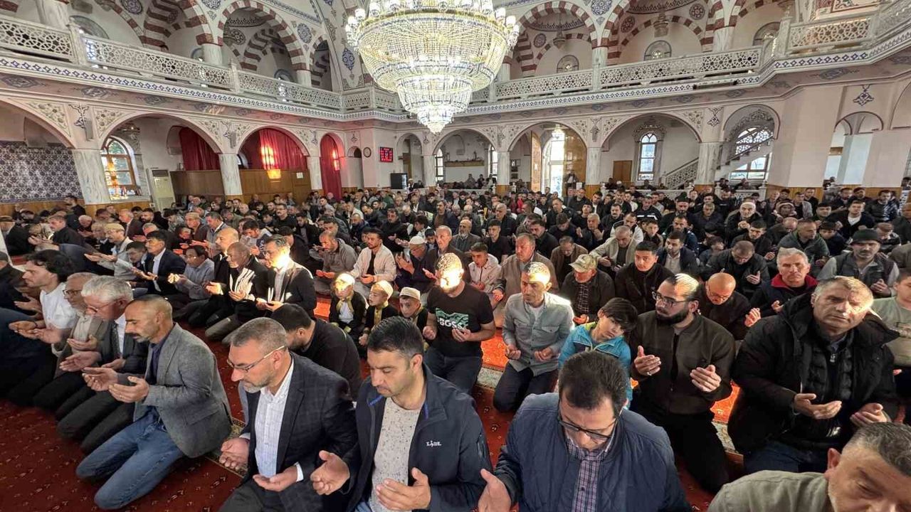 Kulu'da bayram namazında camiler doldu