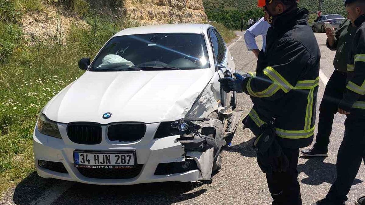 Mardin'de otomobiller çarpıştı: 5 yaralı