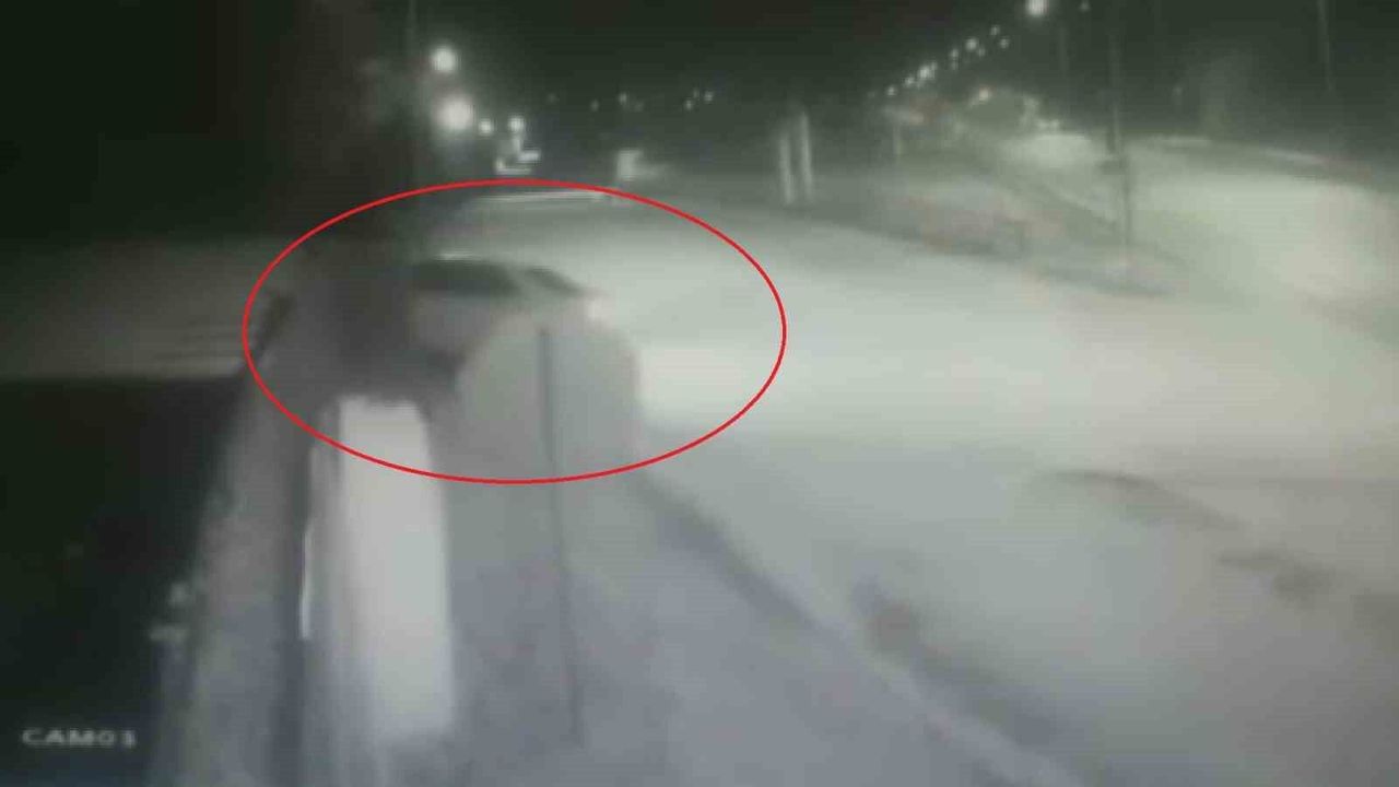 Otomobil bahçe duvarına çarptı: O anlar kamerada