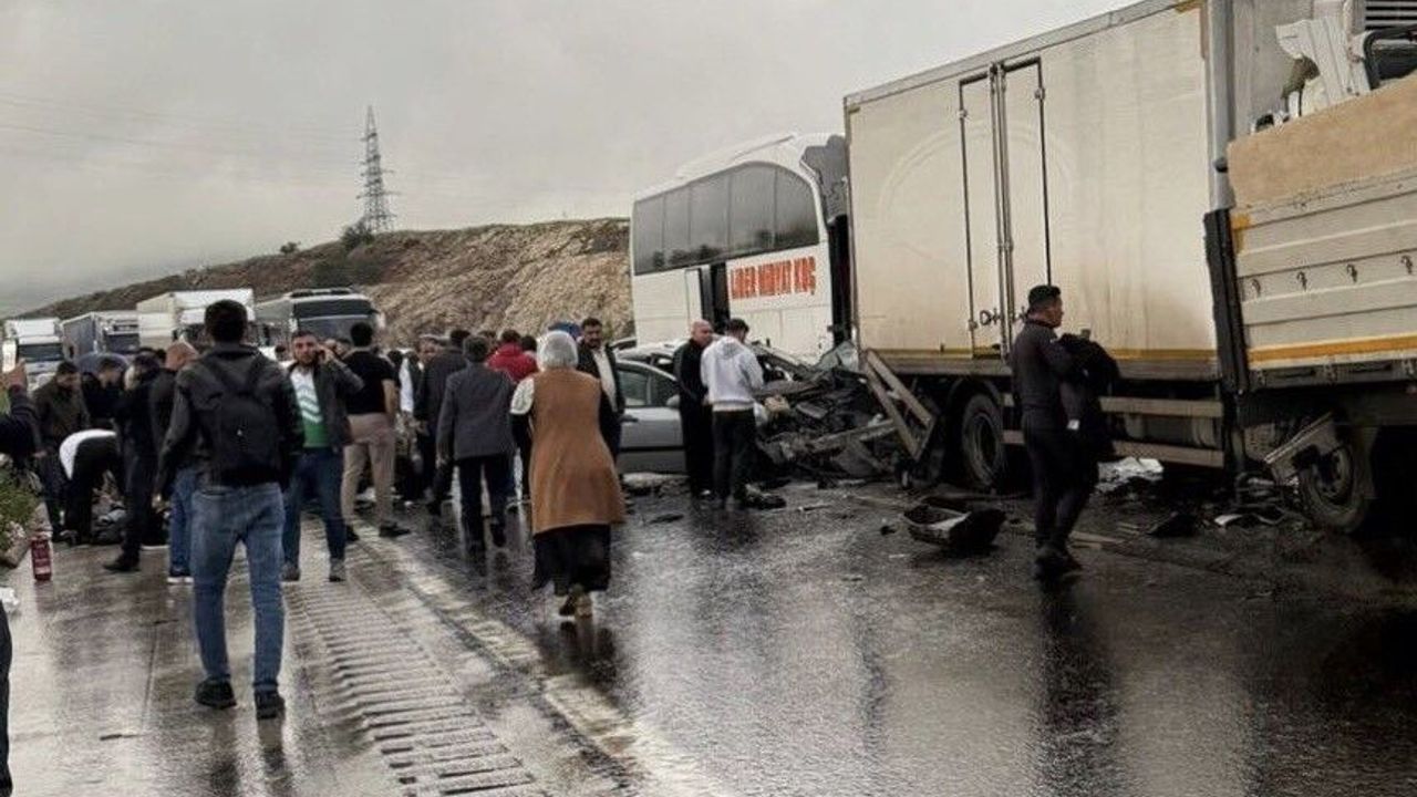 TAG Otoyolu'nda zincirleme trafik kazası: 1'i ağır 5 yaralı