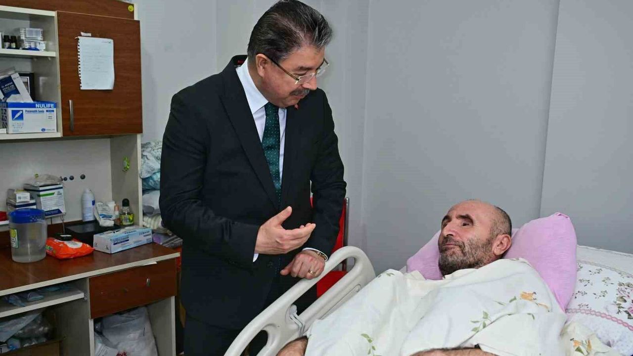 Yatağa bağımlı engelli vatandaşa Vali Yılmaz'dan ziyaret