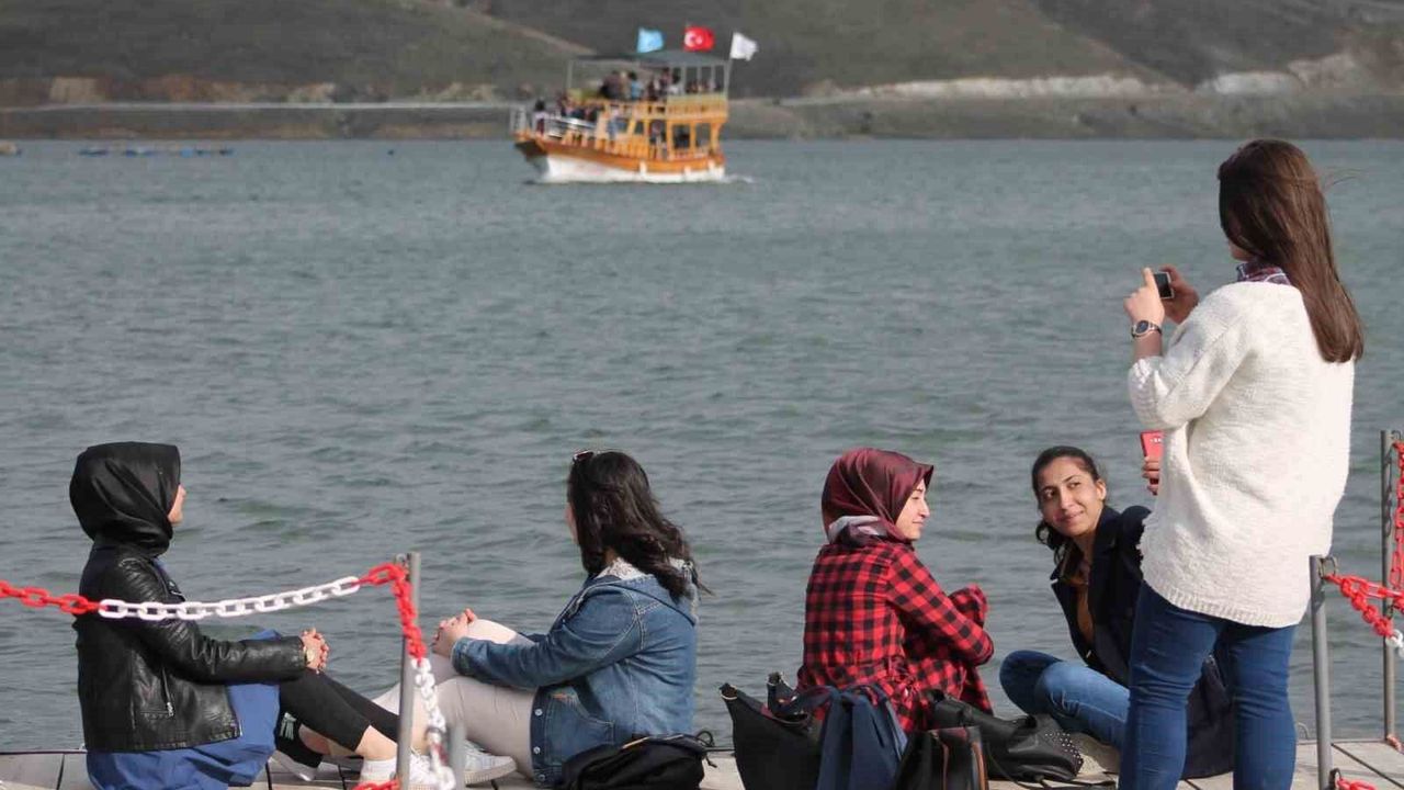 1700 rakımdaki doğa harikası göl turistlerin ilgi odağı