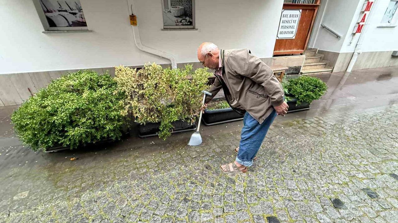 Altyapı yetersizliği sebebi ile yol kenarında biriken su ile