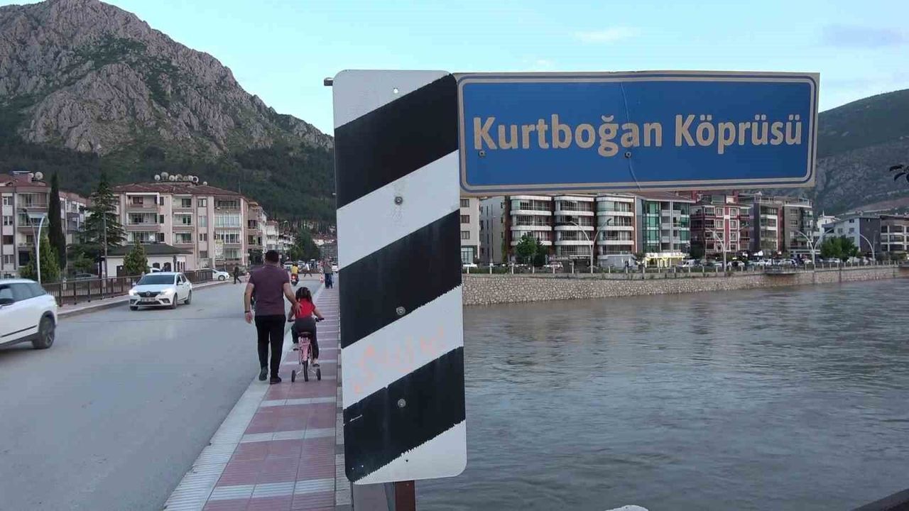 Amasya'da köprü girişinde çökme oluştu