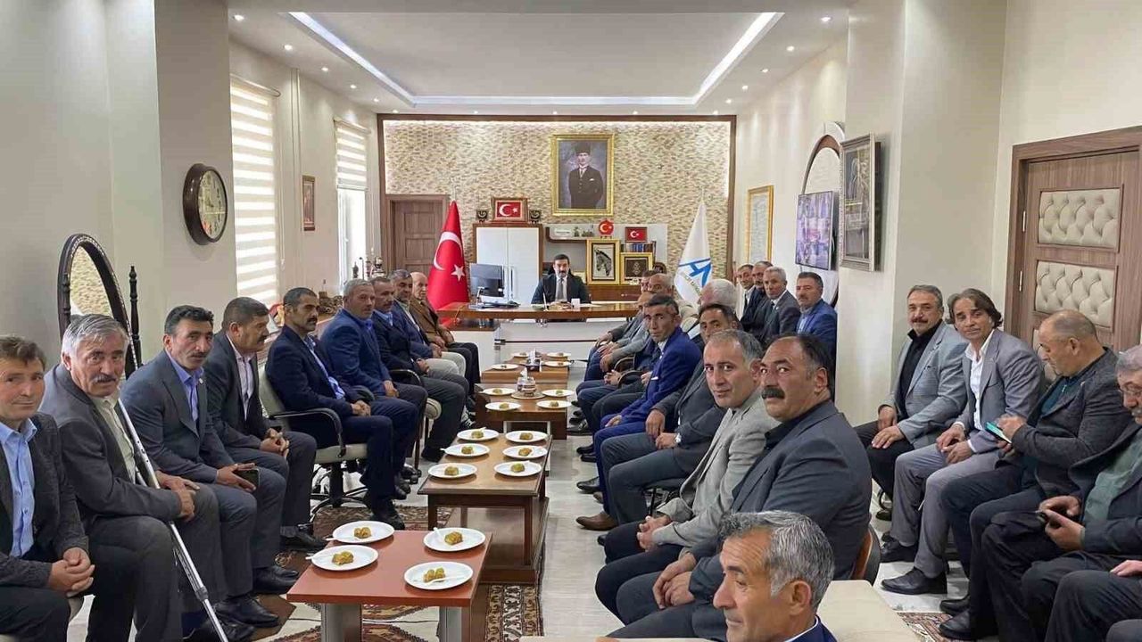 Arpaçay'da değerlendirme toplantısı: Kaymakam Akköz muhtarla