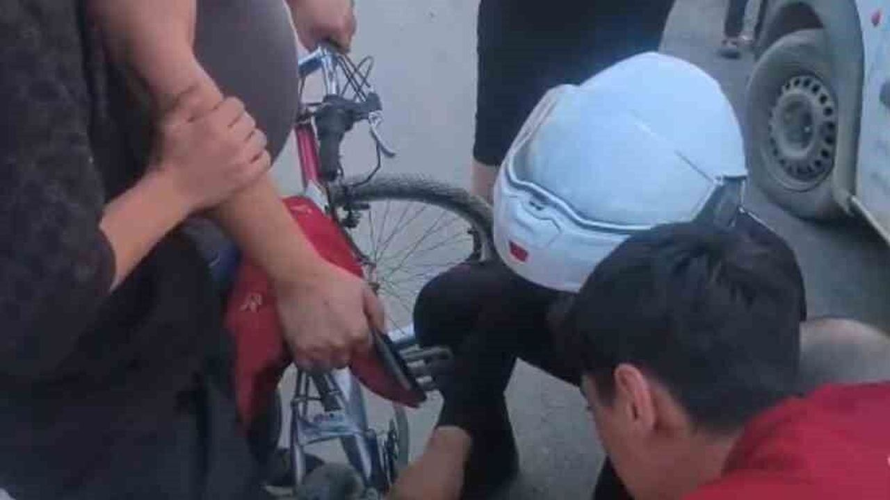 Ayağı bisiklete sıkışan çocuğun yardımına Yunus polisleri ye