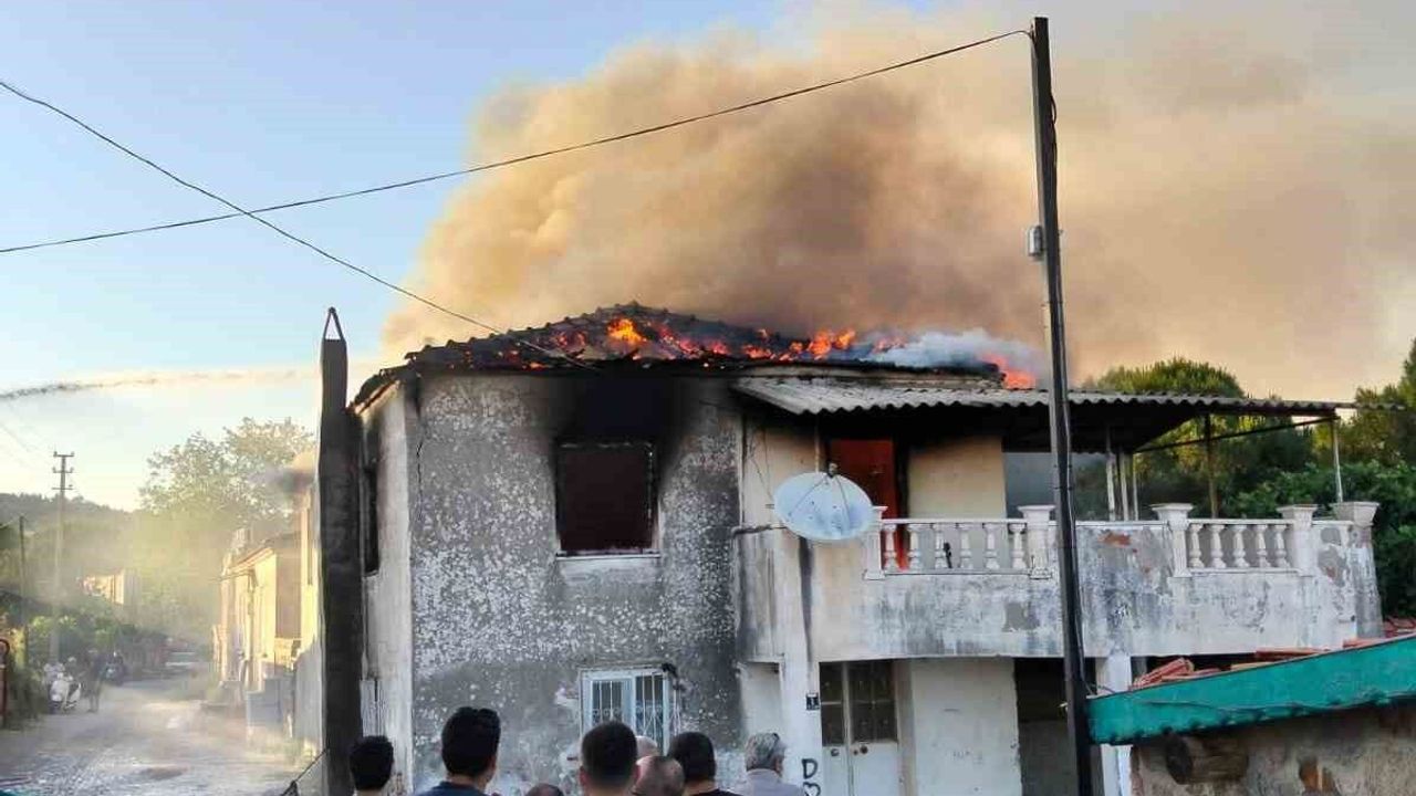Ayvalık'ta metruk bina yangını