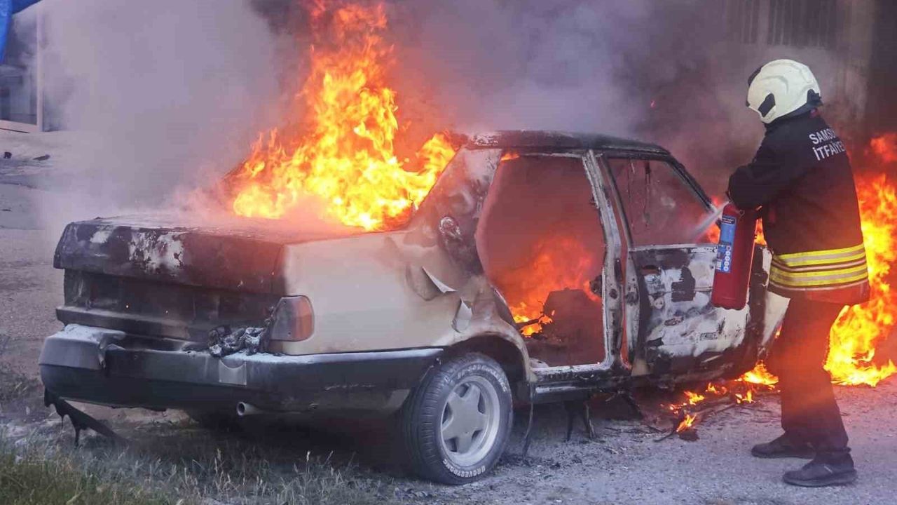 Bafra'da kaportacı dükkanında korkutan yangın: Otomobil alev