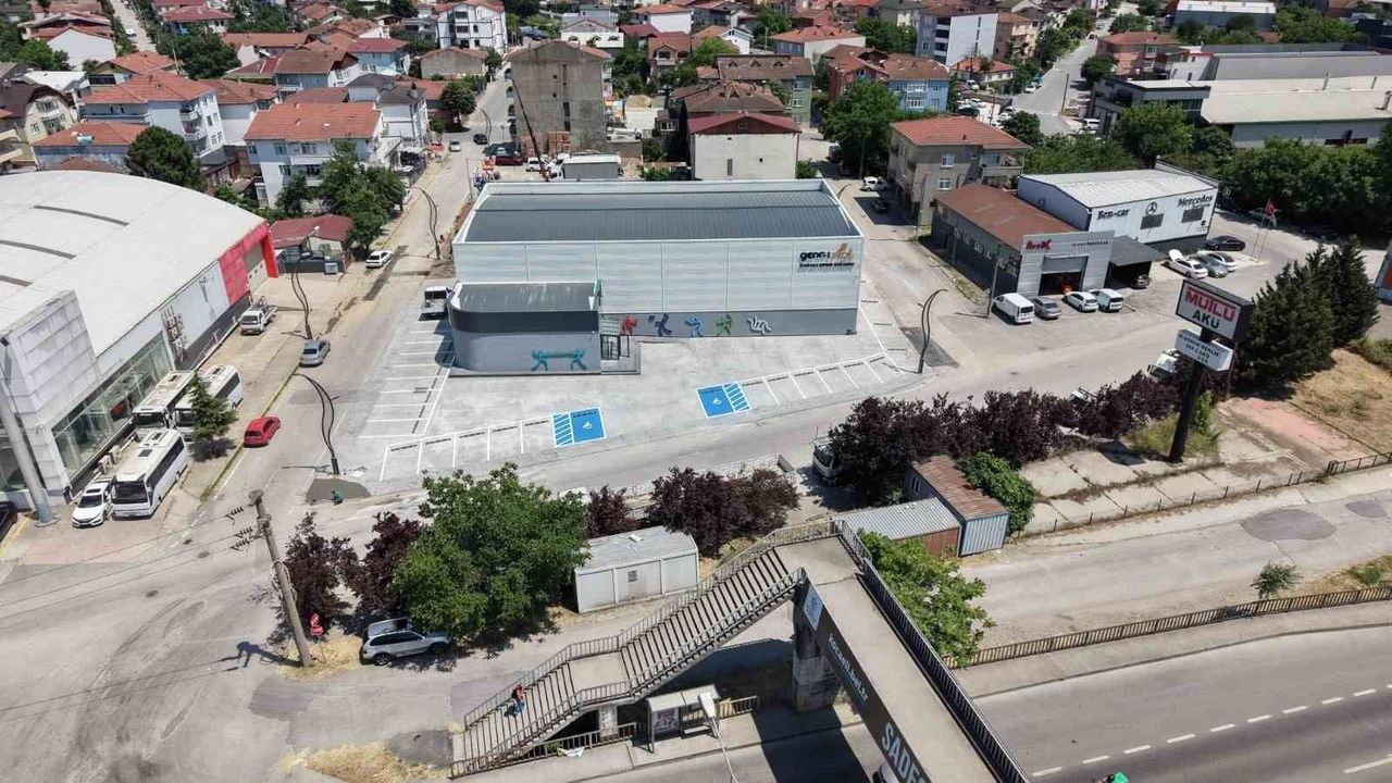 Başiskele'de inşa edilen yeni spor salonu açılış için gün sa