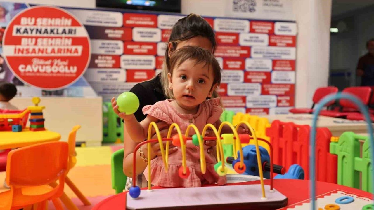 Belediyenin kapısından giren çocuklar artık oyunla