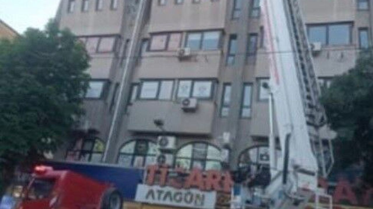 Binanın dış cephesindeki beton parçalar yayaların arasına dü