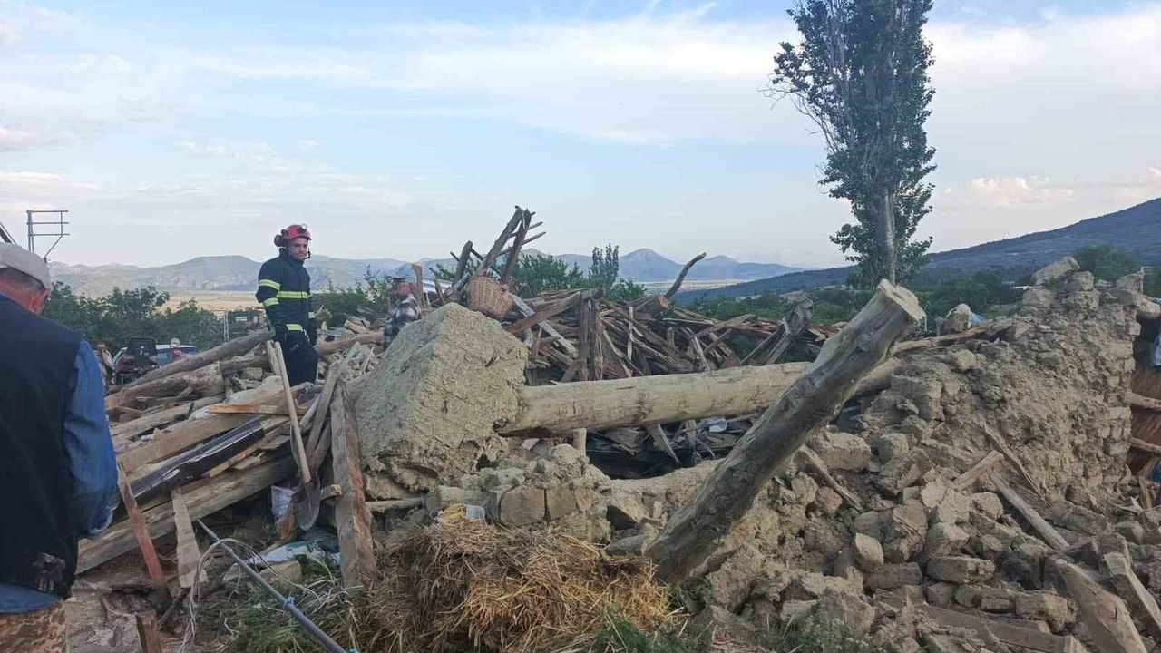 Burdur'da kerpiç ev çöktü: 2 kişi yaralandı, enkaz altındaki