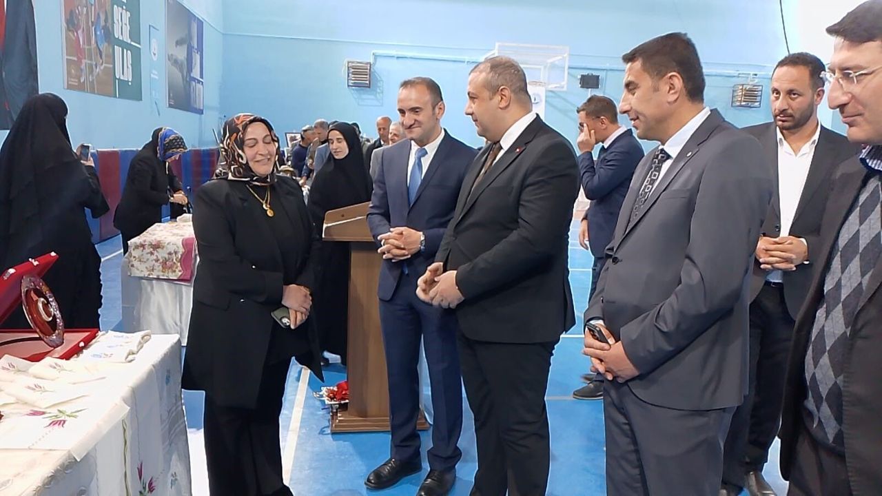 Çat'ta Halk Eğitim Merkezi yıl sonu sergisine büyük ilgi