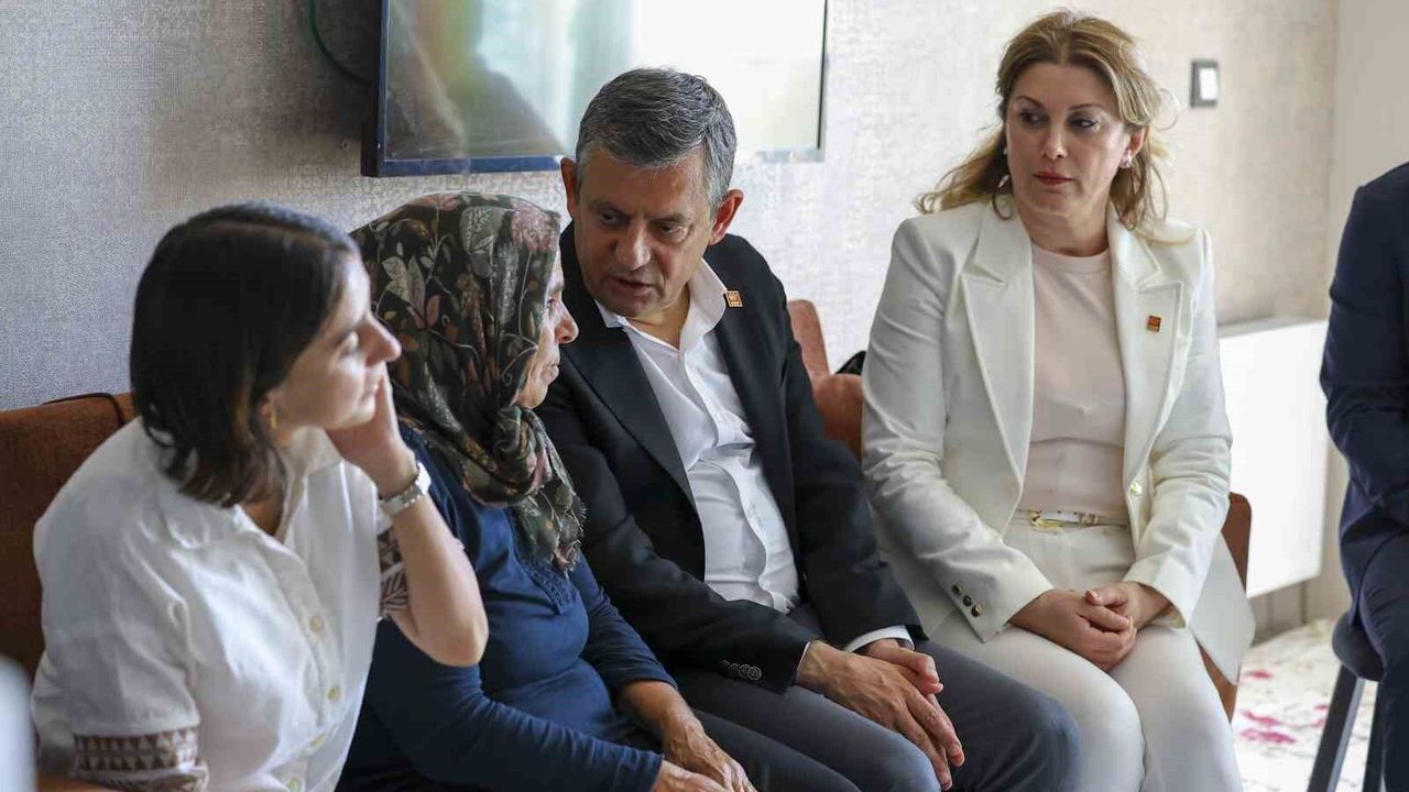 CHP Grup Başkanı Özel, Diyarbakır'da Gülistan Doku'nun ailesiyle görüştü