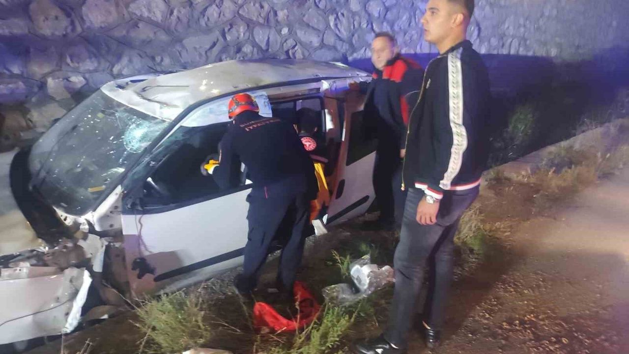 Çorum'da hafif ticari araç istinat duvarından yan yola uçtu: