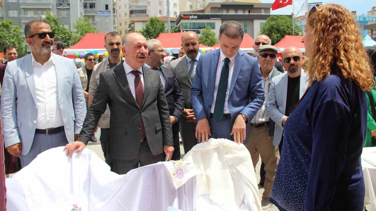 Çorum'da kursiyerlerin 1 yıldır yaptığı el emeği ürünler gör