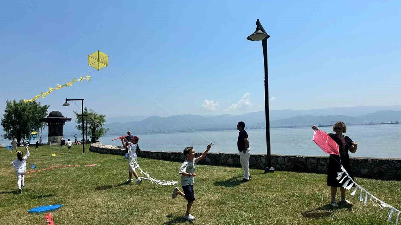 Diplomat çocukları 'barış' için uçurtma uçurdu