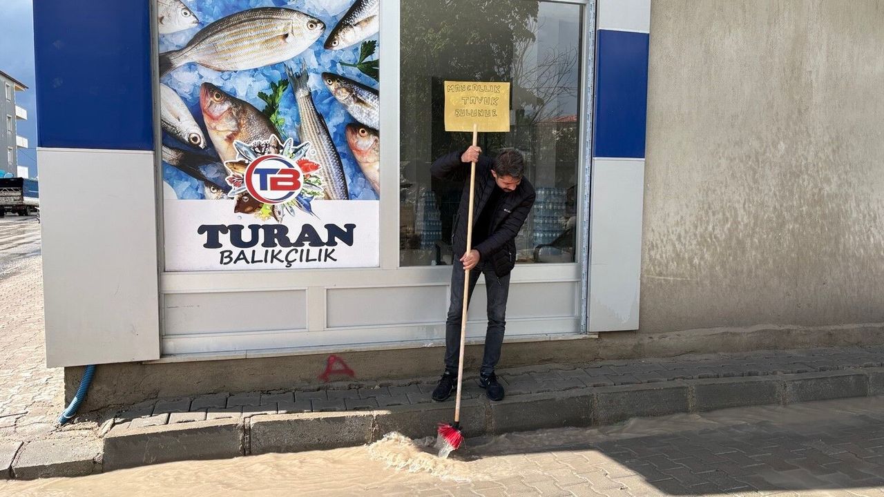 Diyadin'de sağanak yağış sonrası su birikintileri oluştu