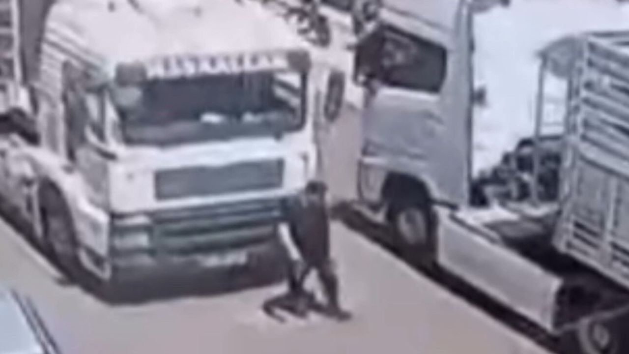 Edirne'de tırın altında kalan yaya hayatını kaybetti