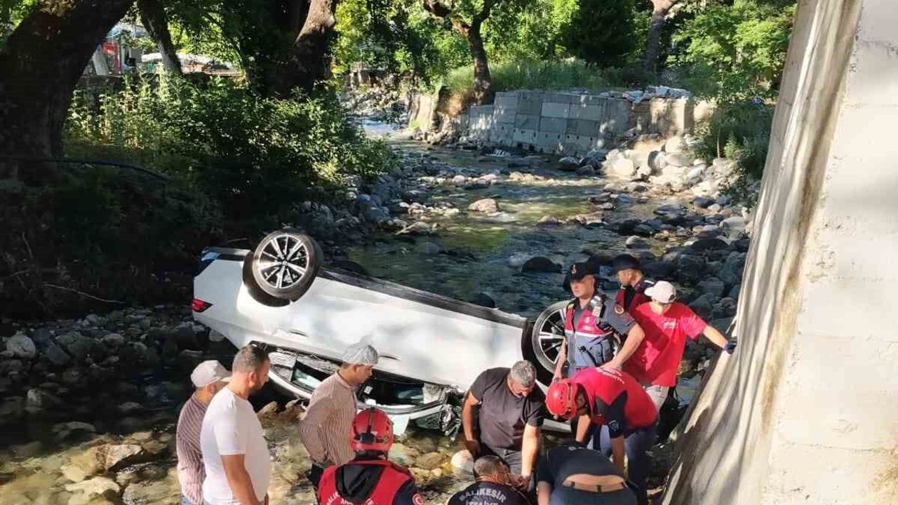 Edremit'te kontrolden çıkan otomobil dereye uçtu: 1 yaralı