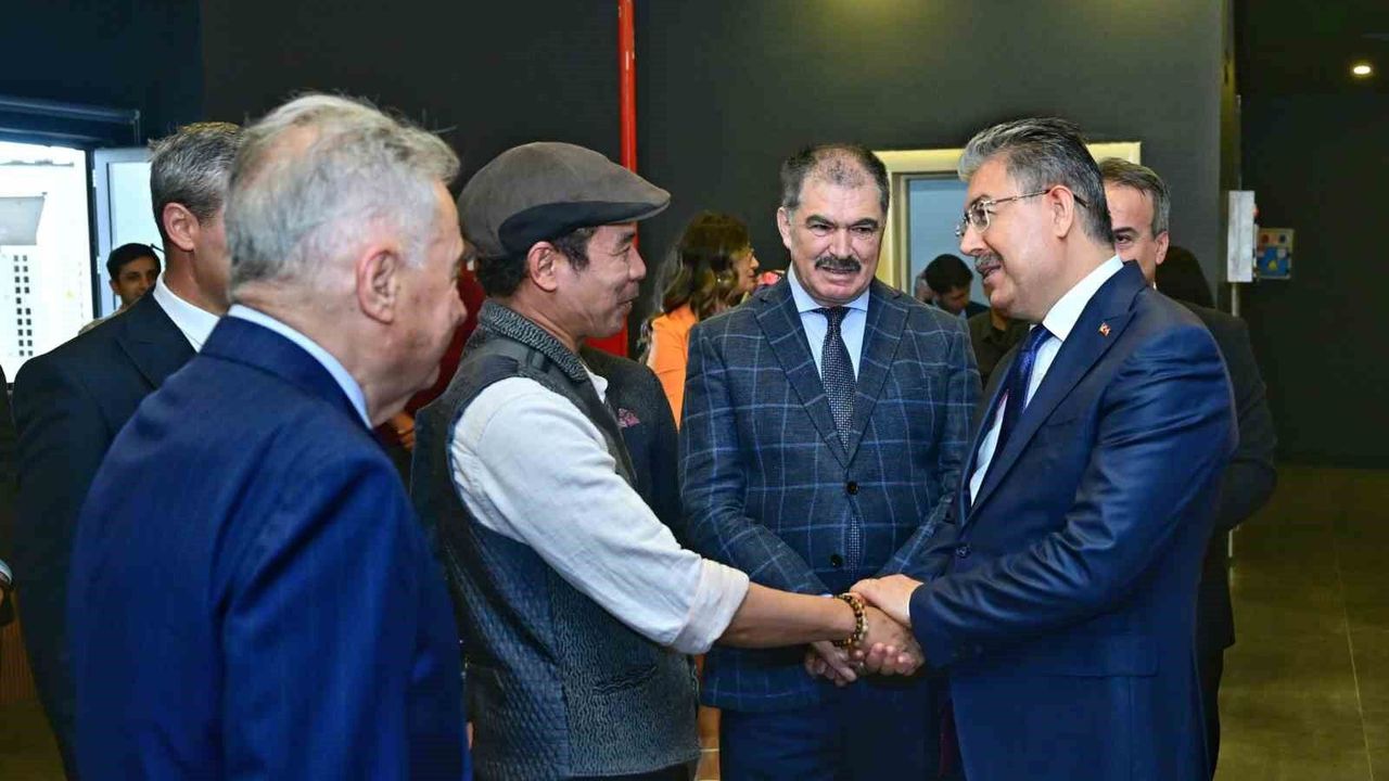 Eğitime destek veren hayırseverler 'Ahde Vefa Resim Sergisi'