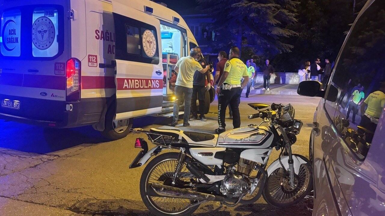Erzincan'da otomobil ile motosiklet çarpıştı: 2 ya