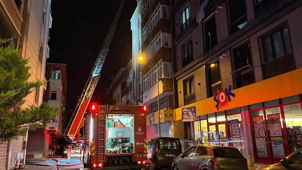 Esenyurt'ta 4 katlı binanın çatısında yangın