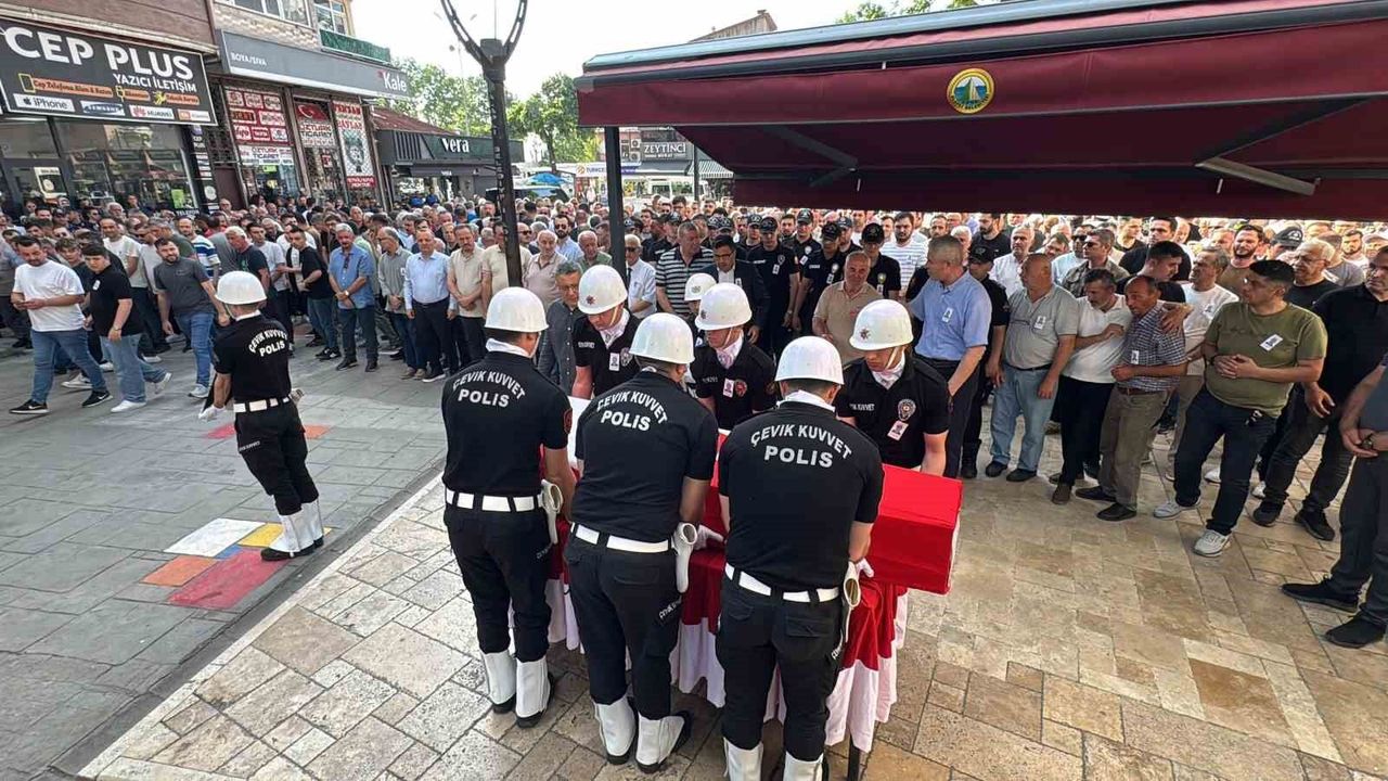 Evinde kalp krizi geçiren polis memuru son yolculuğuna uğurl