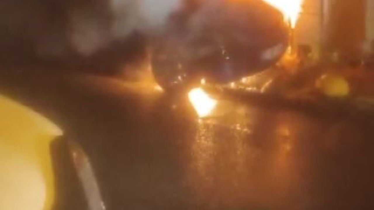 Fatih'te otomobili alevlere teslim oldu, araç sahibi 'kundak