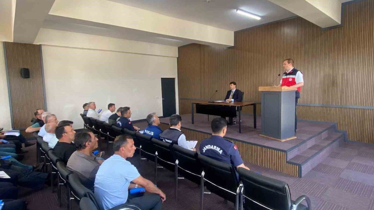 Gediz'de biçerdöver hizmetleri ve anız yangınlarına karşı bi