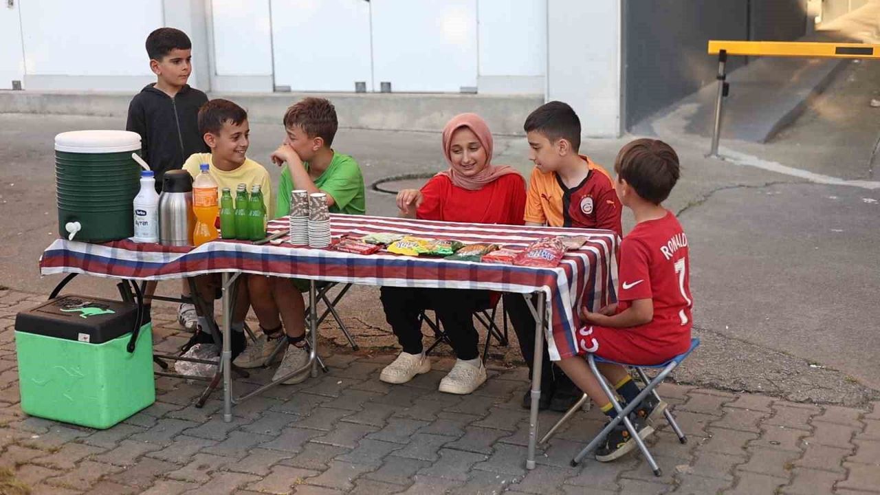 Harçlıklarını yolun kenarında kurdukları tezgahta alın teriy