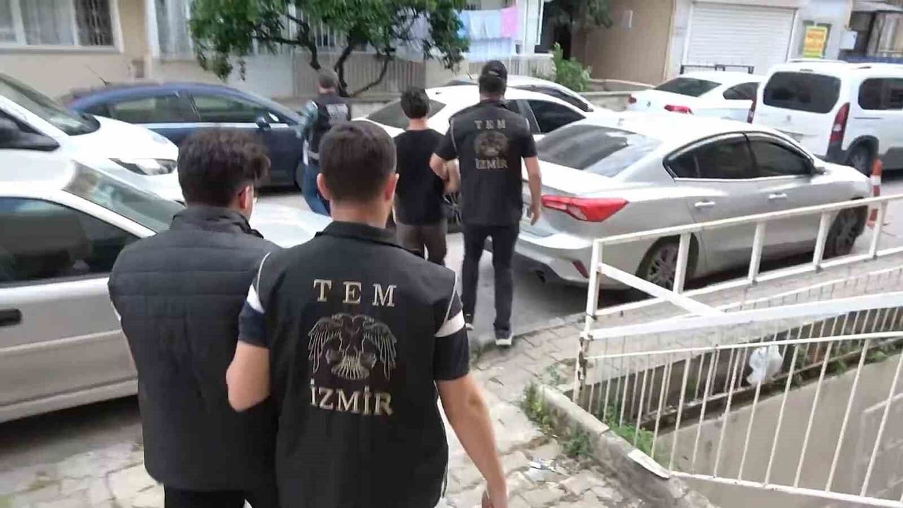 İzmir merkezli 12 ilde FETÖ operasyonu: 80 şüpheli yakalandı