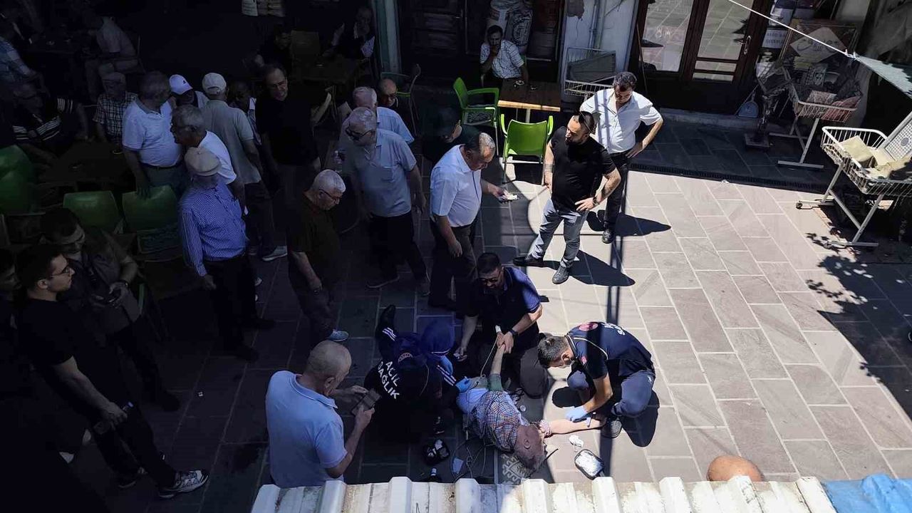 Kalp krizinden ölen arkadaşının cenazesinde kalp krizi geçir