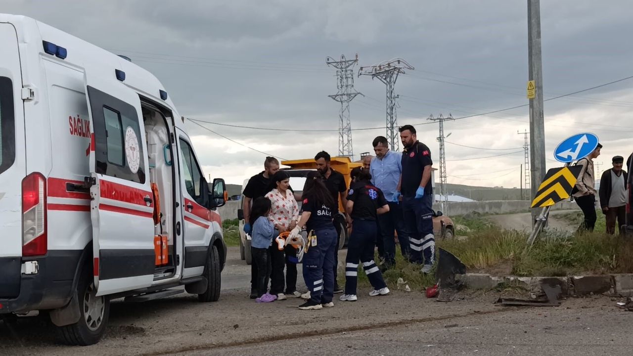 Kars'ta 2 araç çarpıştı: 3'ü çocuk 5 kişi yaraland