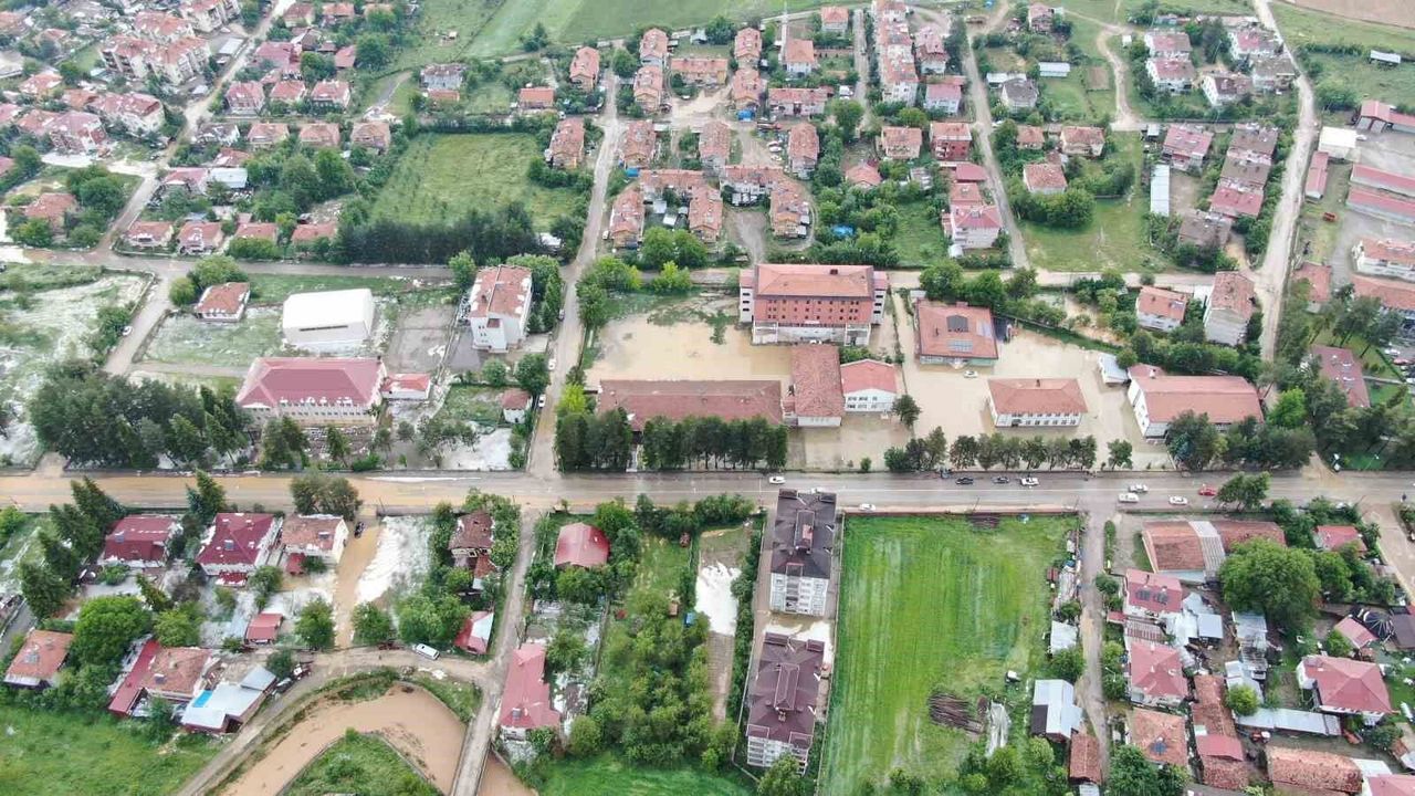 Kastamonu'da dolu yağışı hayatı felç etti: İlçe beyaza bürün