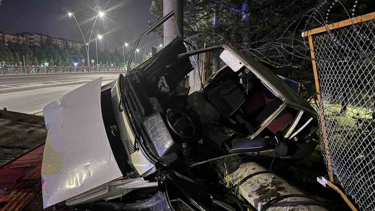 Kayseri'de kontrolden çıkan otomobil bahçeye uçtu: 3 yaralı