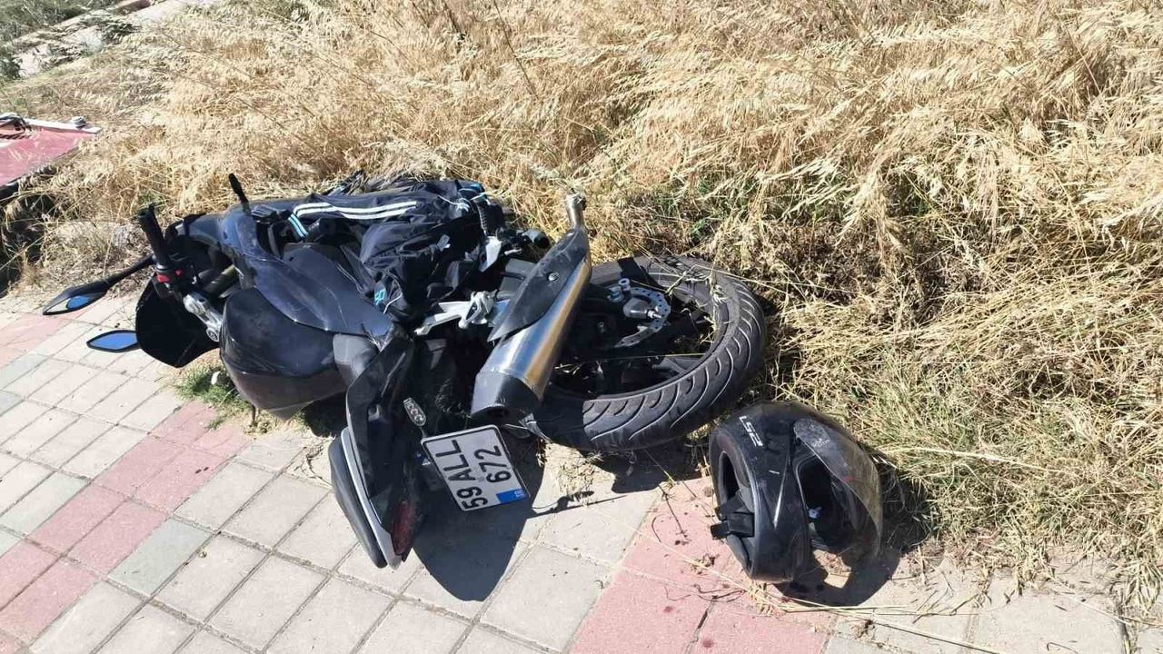 Keşan'da otomobil ile çarpışan motosikletin sürücüsü yaralan