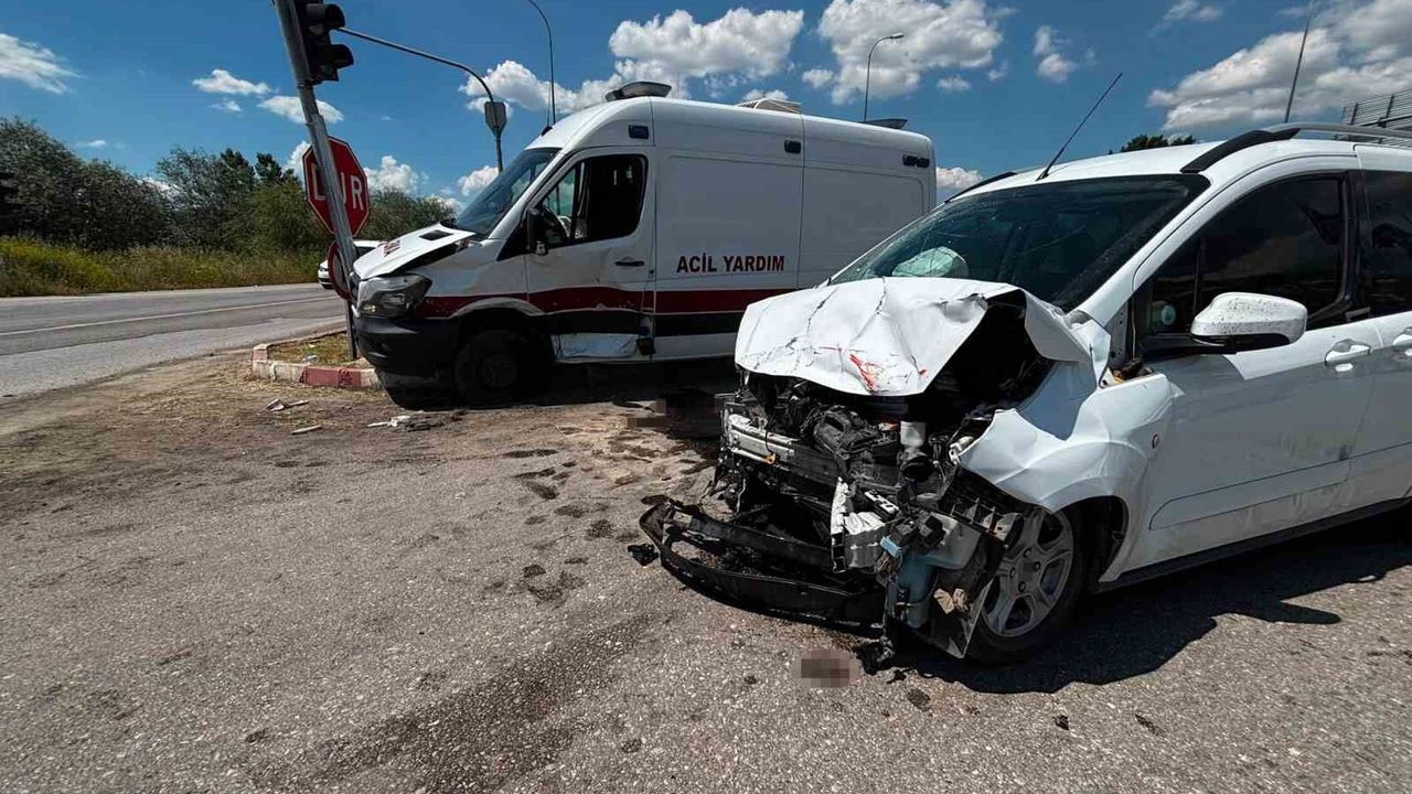 Kütahya'da ambulans hafif ticari araçla çarpıştı: 7 yaralı