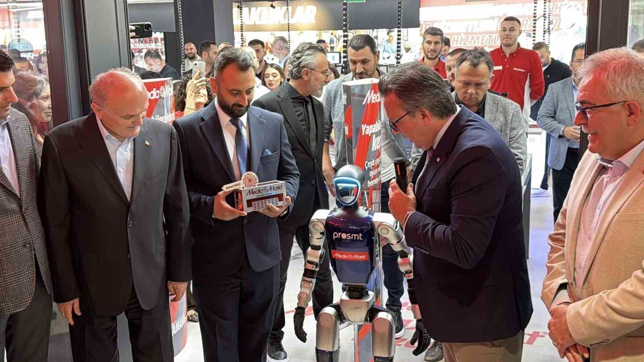 Mağazasının anahtarını 'G1' robotu teslim etti