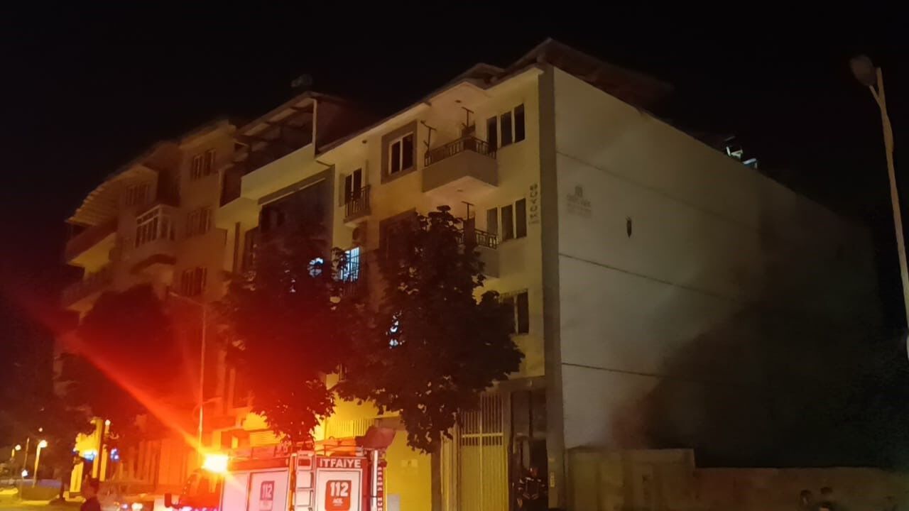 Malatya'da apartman çatısında göçük
