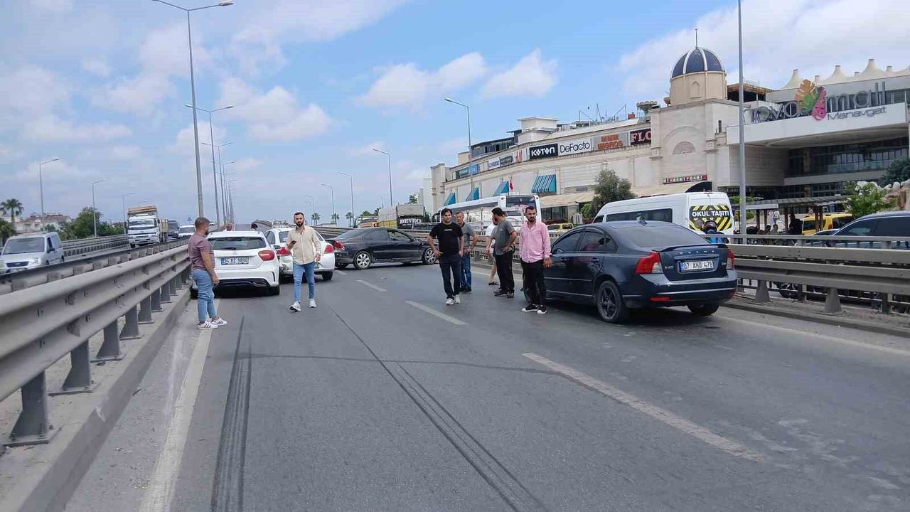 Manavgat'ta 4 aracın karıştığı zincirleme kaza