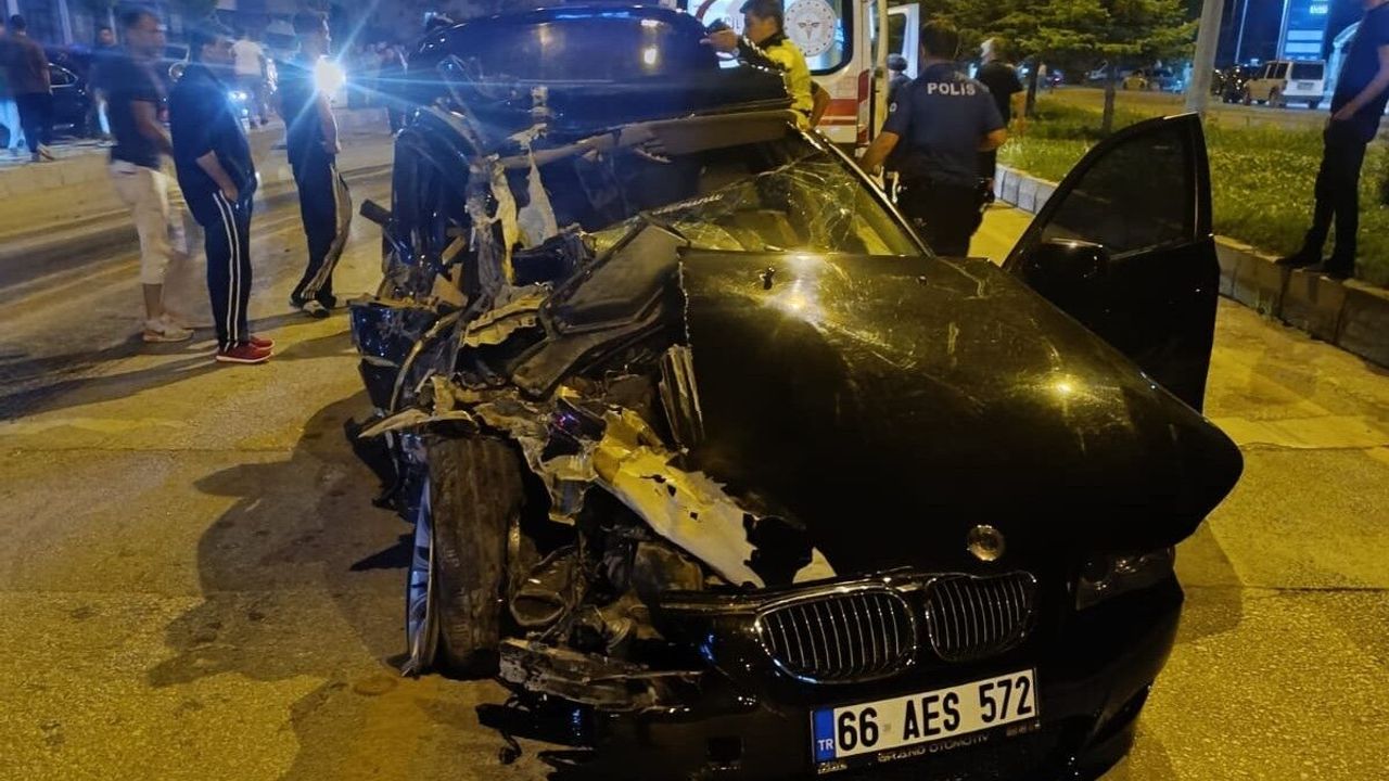 Minibüs ve otomobil çarpıştı: 2 kişi yaralandı