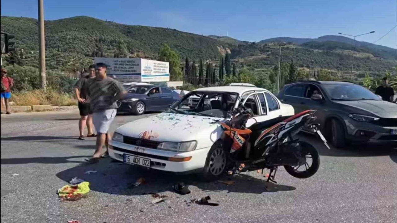Motosiklet otomobile ok gibi saplandı