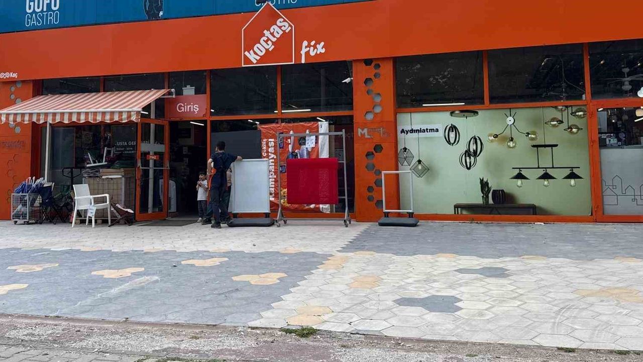 Muğla'da Koç Holding'e bağlı Koçtaş'a taşlı saldırı