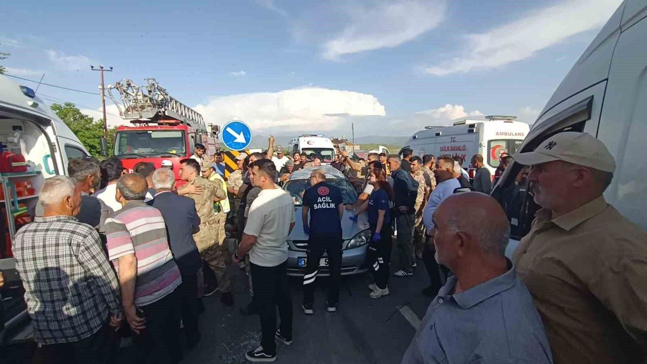 Muradiye'de otomobil ile minibüs çarpıştı: 5 yaralı